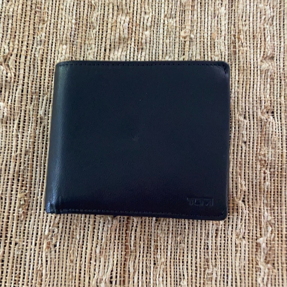 BRAND NEW men’s black leather Tumi wallet